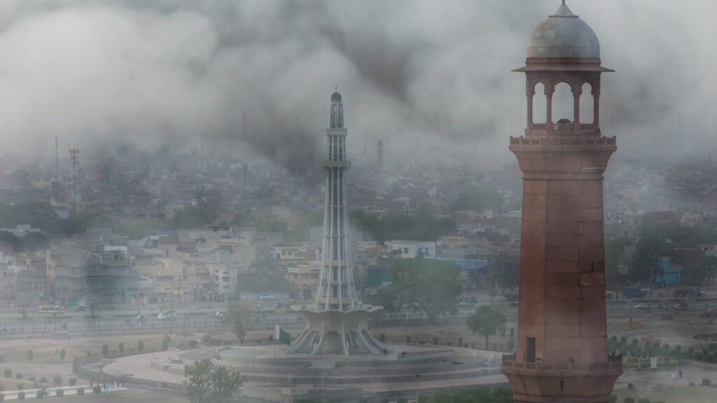 Smog levels reach to dangerous levels in Lahore