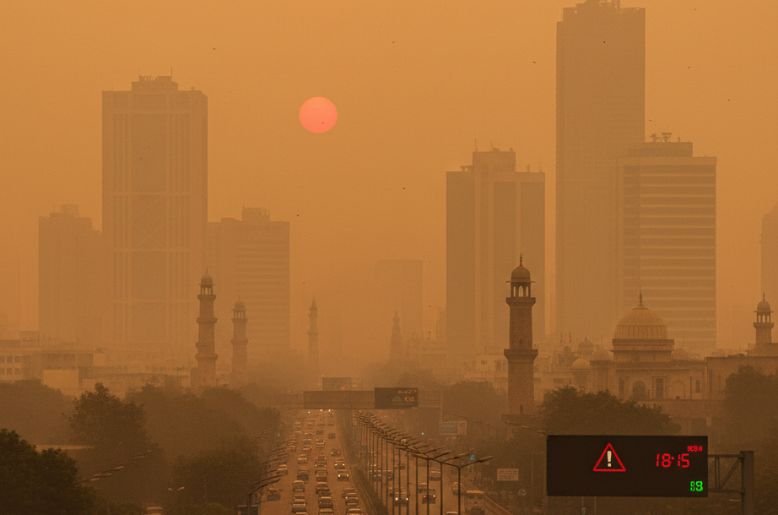 Pakistan’s Air Quality Reaches Hazardous Levels as Smog Chokes Major Cities