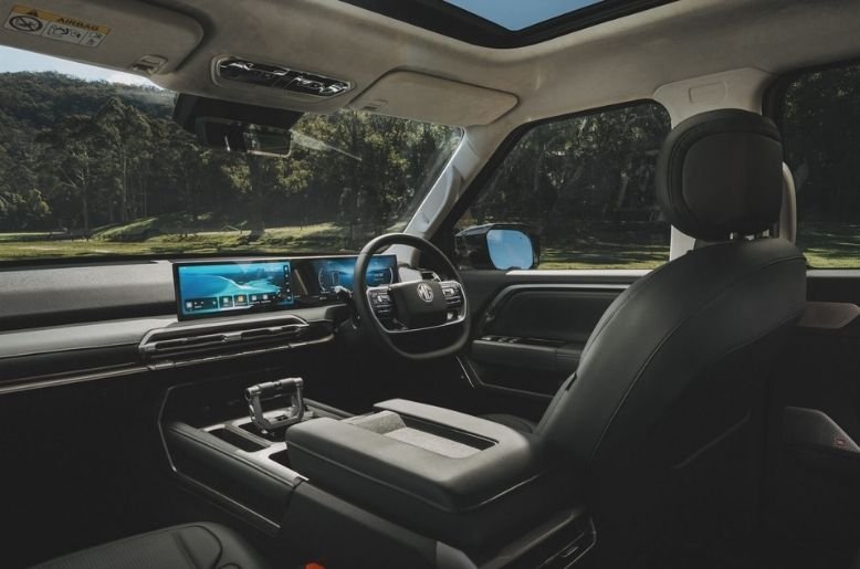 MG U9 pickup truck interior showcased in Pakistan with 2.5L turbo diesel engine and premium features