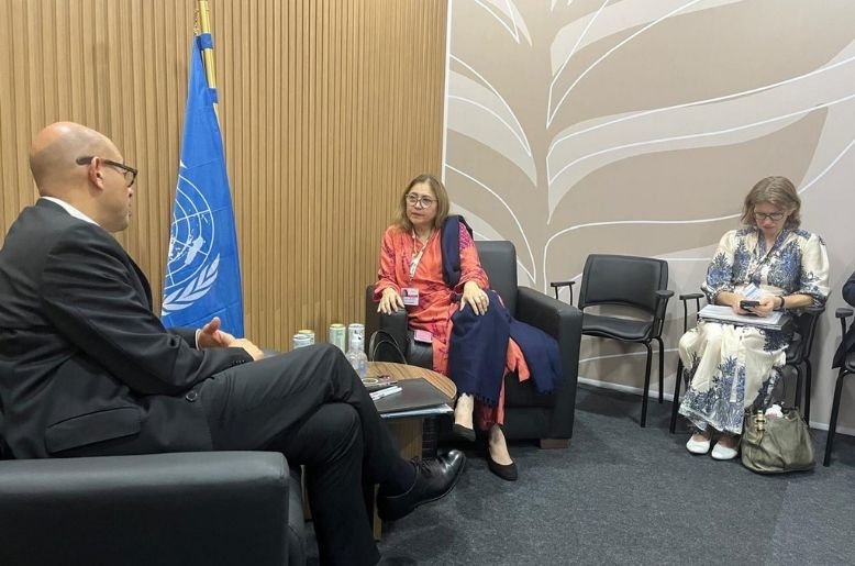 Pakistan’s climate secretary Aisha Humera Chaudhry meeting UNFCCC chief Simon Stiell at COP30 to discuss NDC 3.0, adaptation, and climate finance
