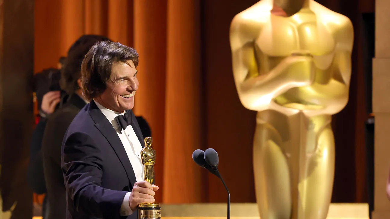 Tom Cruise gets his first Oscar award