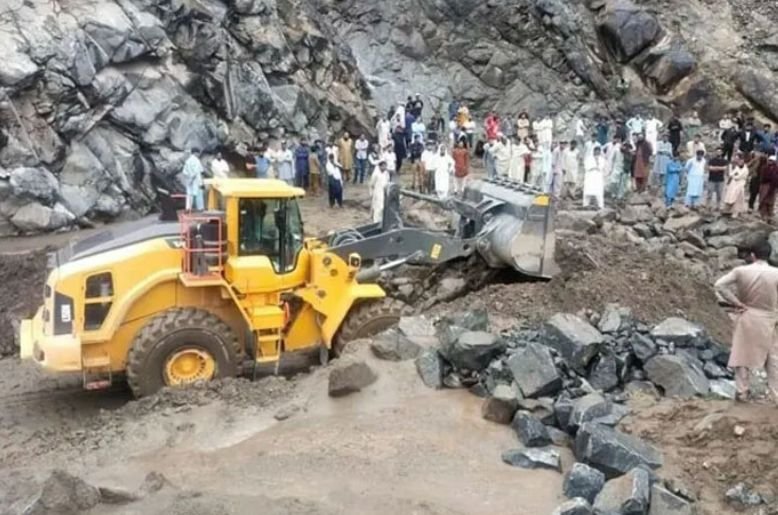 Gilgit: Karakoram Highway gets blocked due to landslides