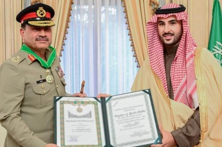 Saudi Defence Minister awards the highest military award to CDF Field Marshal Asim Munir
