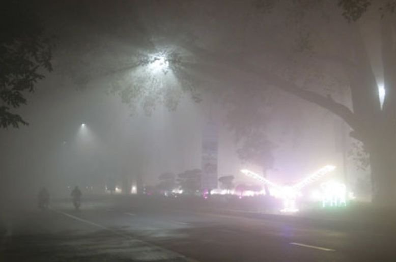 Dense fog engulfs parts of Islamabad