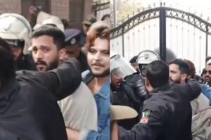 Rajab Butt gets full protocol at Lahore court after Karachi attack