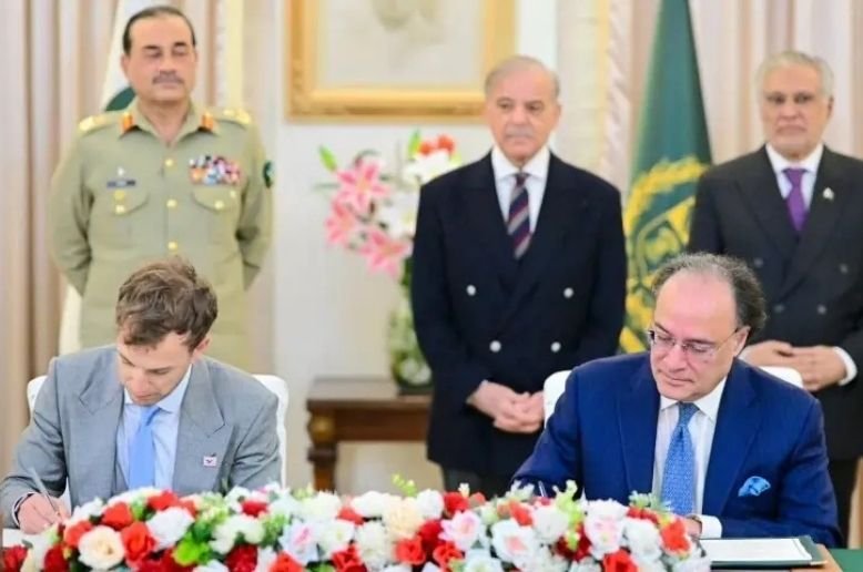 PM and Field Marshal Asim Munir overlook the MoU signing ceremony regarding stablecoin payments