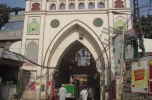 Mother, daughter fall into manhole in Bhati Gate Lahore