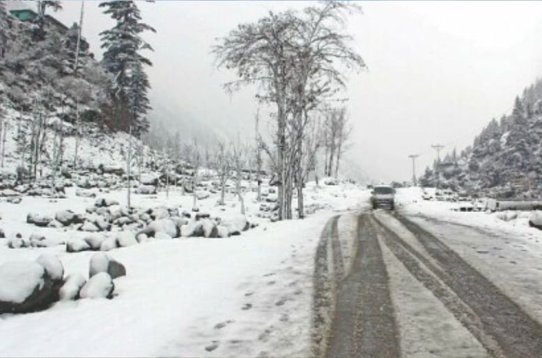 Heavy snowfall in KP, GB: NHA directed to keep highways open