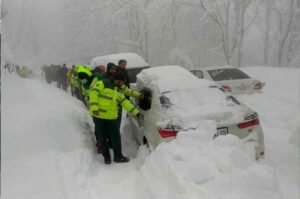 Citizens urged to avoid travel to Murree amid heavy snowfall, overcrowding