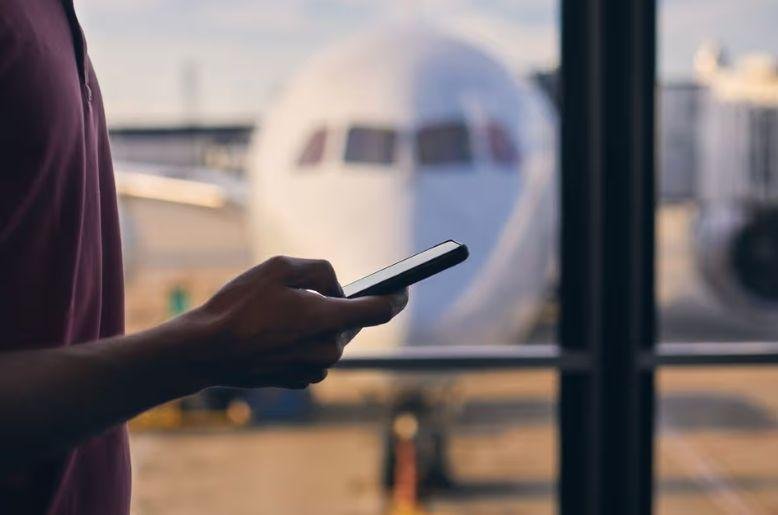 phones at Dubai airport Pakistanis, Pakistanis, Phone at airport, Phone airport rule, Dubai airport,