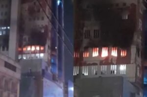 Karachi: fire breaks out in Saddar mobile market, people trapped