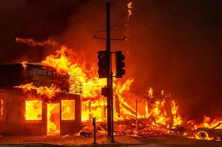 Karachi: fire breaks out in residential flats in North Nazimabad