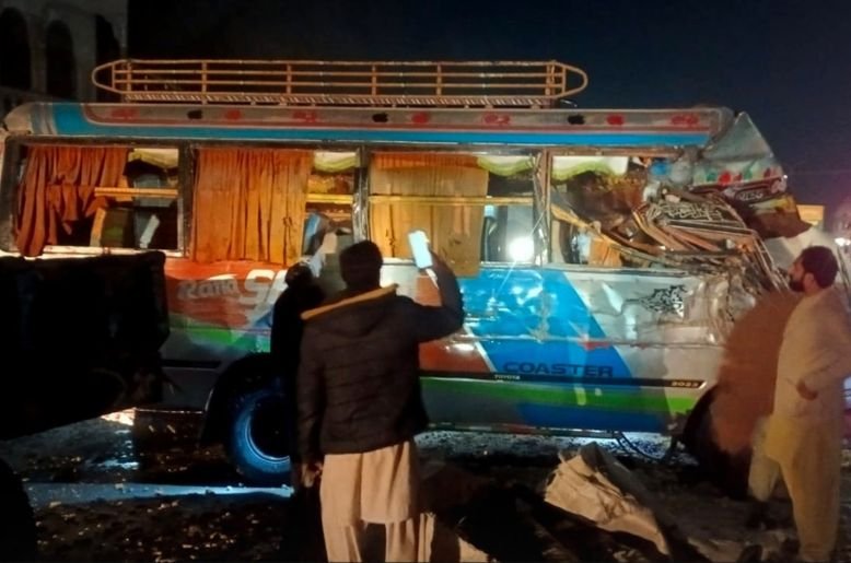 Lodhran road accident: four killed, 30 injured