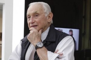 Billionaire Les Wexner testifies over links with Epstein