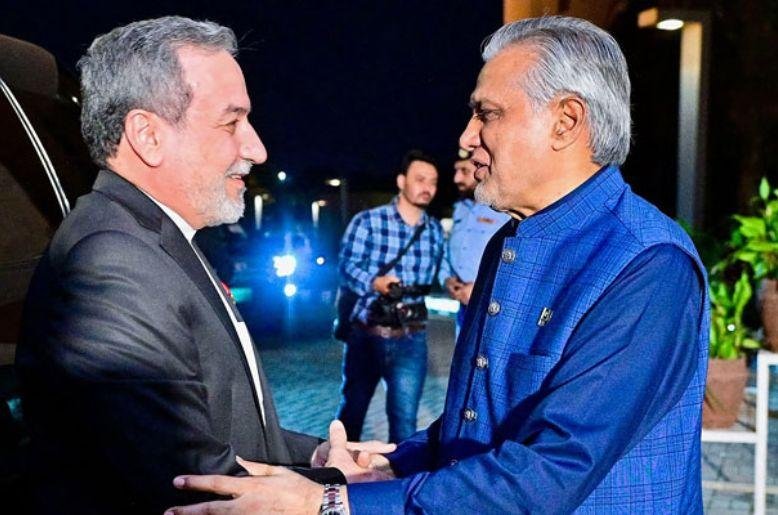 Dar holds key talks with Iranian FM Araqchi on regional peace