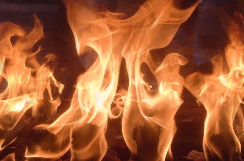 Karachi: fire breaks out at Shahrah-e-Faisal