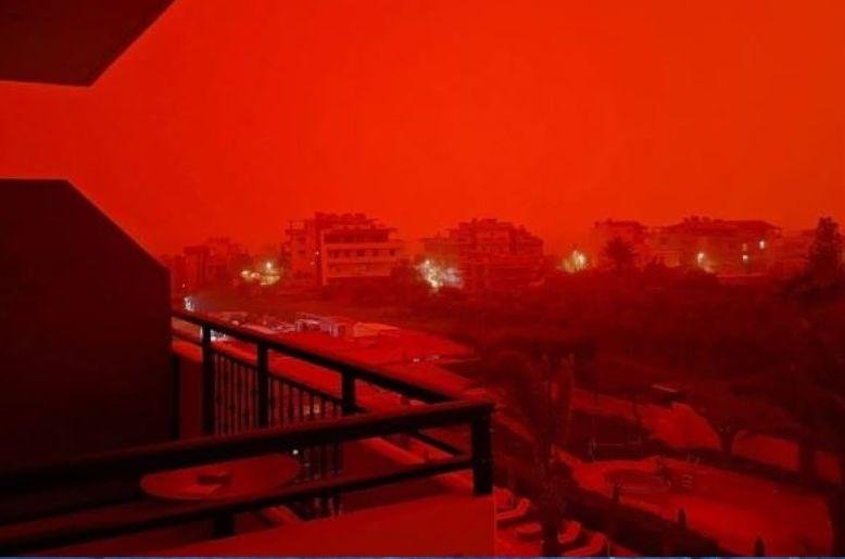 Massive red sandstorm advances toward Egypt, Libya