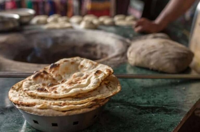 Roti prices climb to Rs20 amid LPG inflation in Lahore