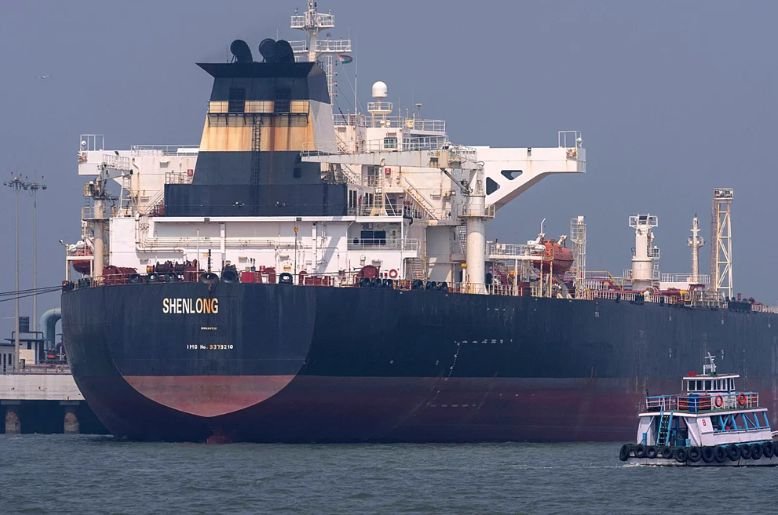 Shipping resumes in Hormuz as US, Iran truce takes effect