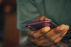 Govt considers ending mobile phone tax