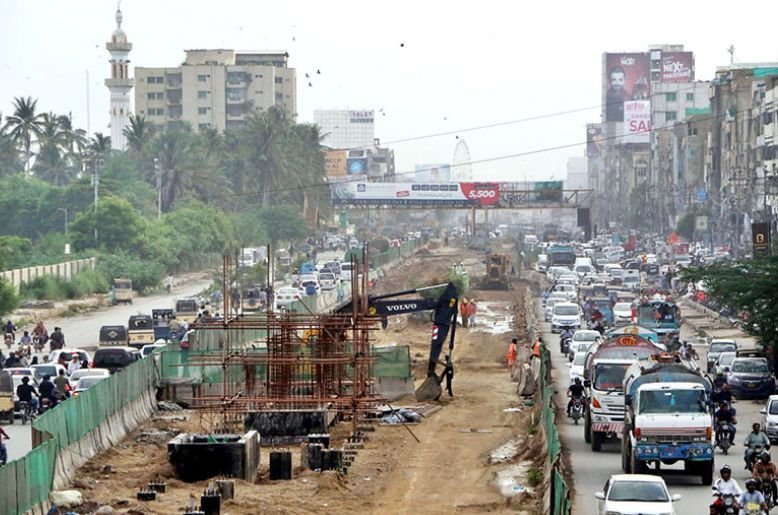 SHC directs Sindh govt to reopen Karachi's University Road under new deadline