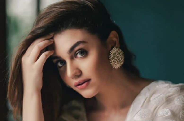 Zara Noor Abbas defends mother Asma Abbas' Eid collection amid criticism