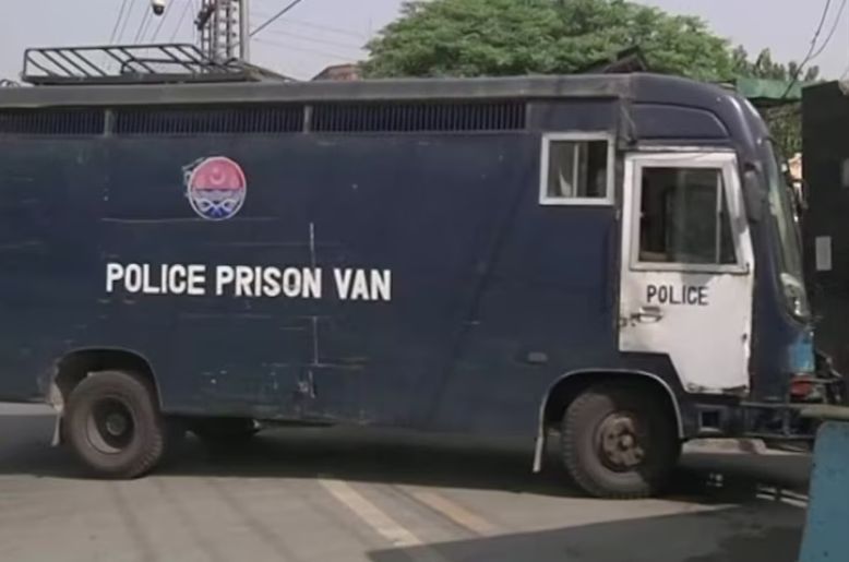 14 prisoners escape from prisoner van near Rawalpindi
