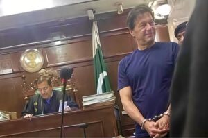 What is truth behind Imran Khan's viral court picture