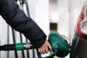 Petrol prices in Pakistan likely to drop after fall in global oil rates