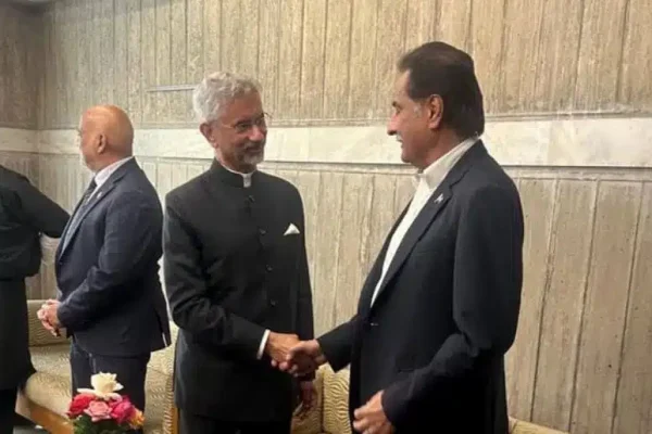 Speaker NA, Indian FM exchange pleasantries in Dhaka