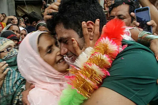 Arshad Nadeem Gets Hero’s Welcome on Return Home