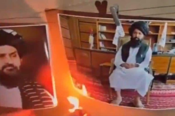 Afghan citizens burn Images of Taliban leaders to support Pakistan’s strike