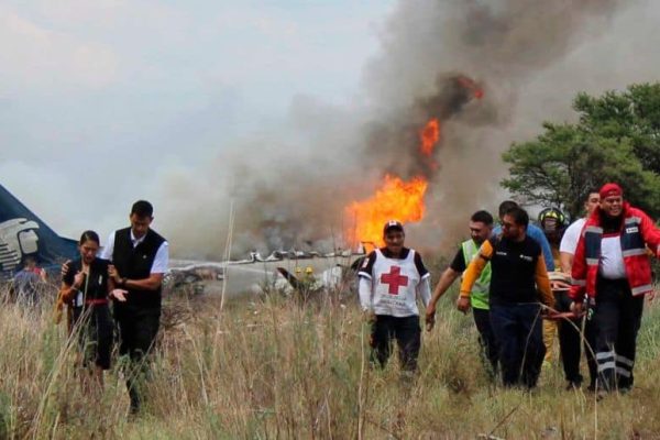Aircraft crashes into a building in Mexico