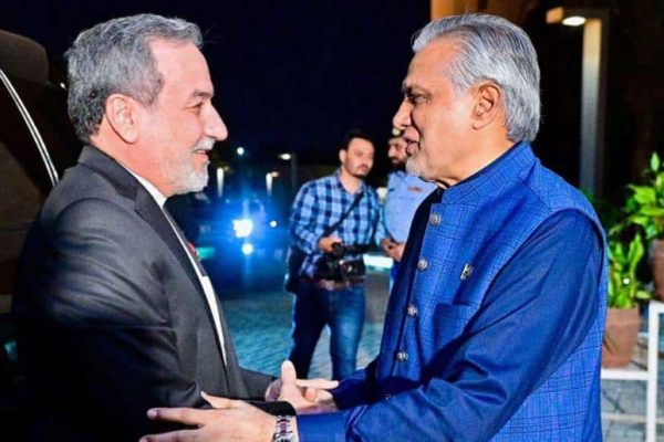 Dar holds key talks with Iranian FM Araqchi on regional peace