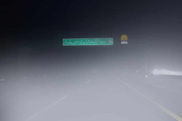 Dense fog blankets Lahore, major motorways closed 