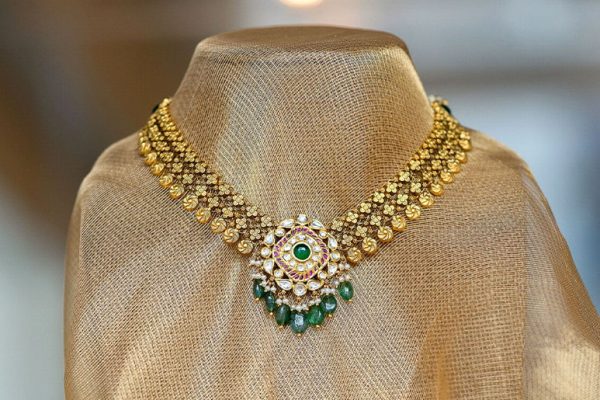 Gold prices fall in Pakistan as global market extends weekly losses 