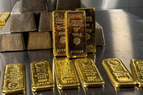 Gold price in Pakistan rebounds by Rs3,600 per tola as global rates recover