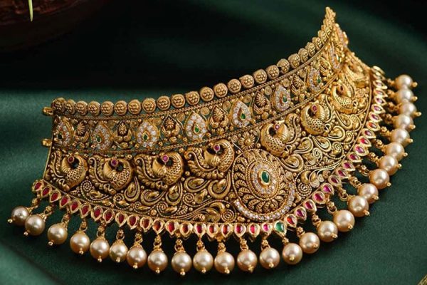 Gold Price in Pakistan Falls Below Rs442,000 per tola