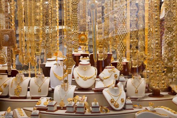 Gold drops Rs4,100 per tola as global market extends losses  
