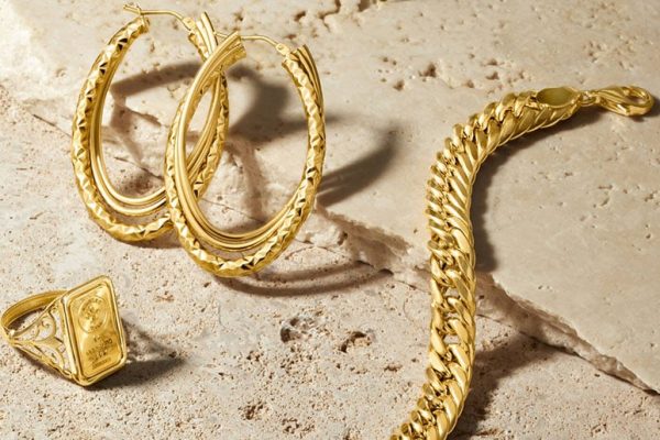 Gold shocks Pakistani buyers with Rs21,100 per tola single-day jump