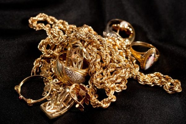 Gold loses another Rs5,200 per tola in Pakistan as global prices slip 