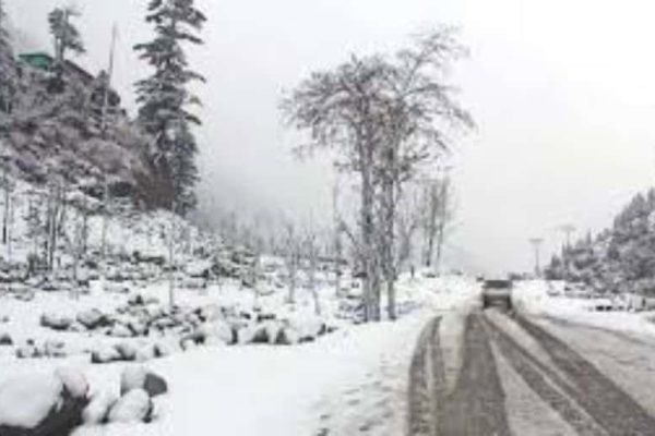 Sindh receives first snowfall of winter, temperature drops to -2
