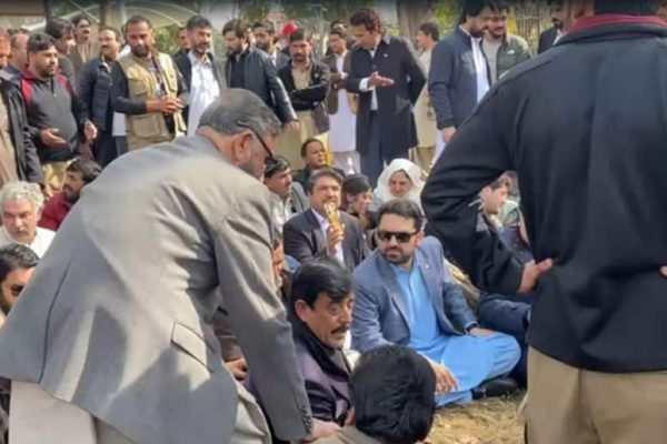 KP CM Sohail Afridi stages sit-in with 1 dozen MPs infornt of Supreme Court