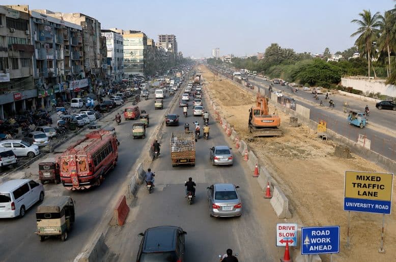 Karachi University Road traffic update for commuters