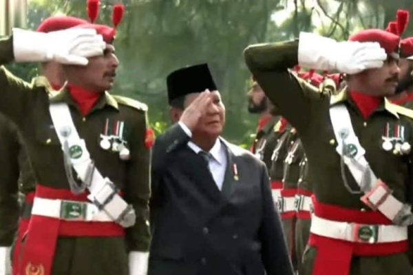 Indonesian President receives guard of honour on arrival at PM House