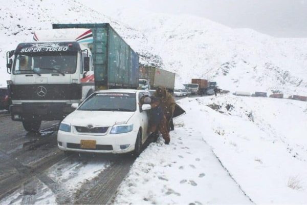 Tourists stranded, roads blocked after heavy snowfall in Chaman