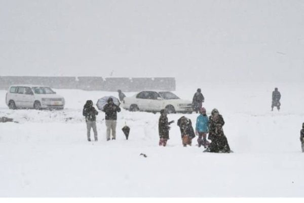 Temperature drops to -10°C after heavy snowfall in Chaman