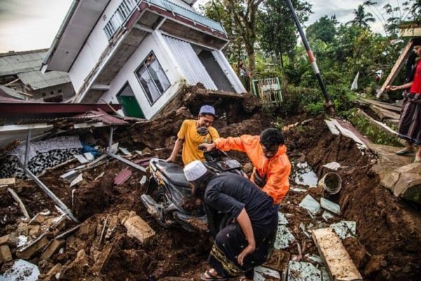 Massive earthquake hits Indonesia amid floods