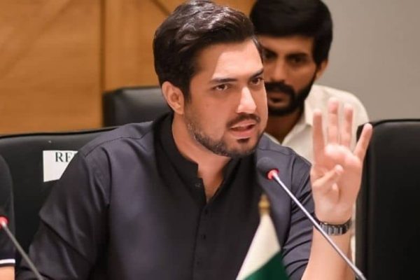 Iqrar Ul Hassan clashes with FIA officer over political remark at airport, video goes viral