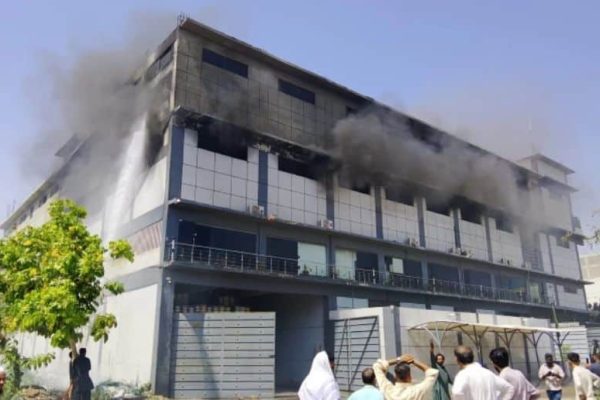 Fire engulfs factory in Landhi Export Zone as rescue efforts continue